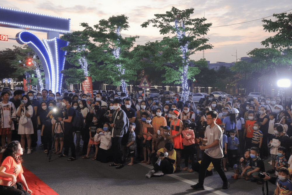 Nhiều chương trình biểu diễn nghệ thuật đặc sắc có thể tìm thấy ở phố An Bình